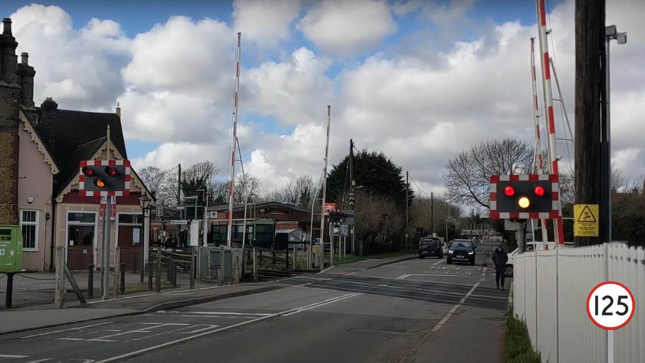 (Halogen Wigwags) Woburn Sands Level Crossing, Buckinghamshire (23/02/24)
