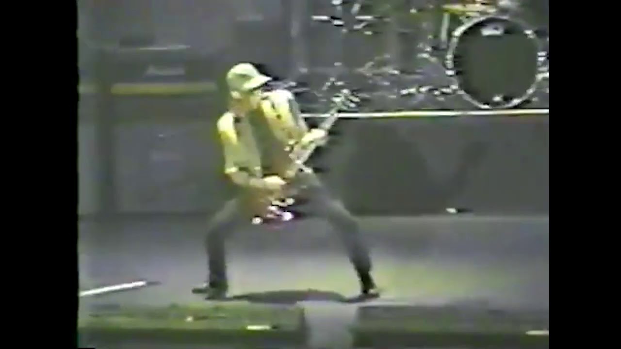 Una piba con la remera de Greenpeace (Estadio Centenario, 22-04-2001) - Los Redondos
