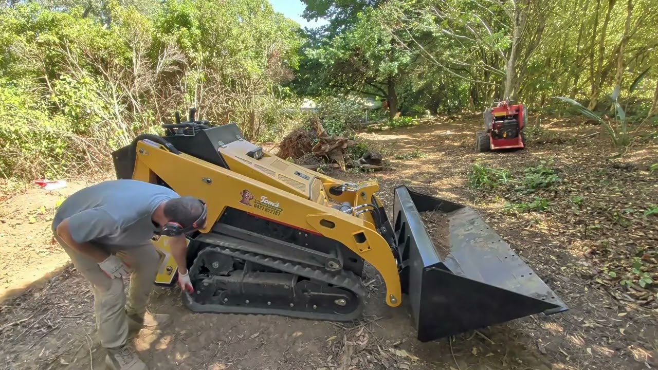 Mini Skid V1000 with 5ft bucket moving green waste. The log grapple saved the day!