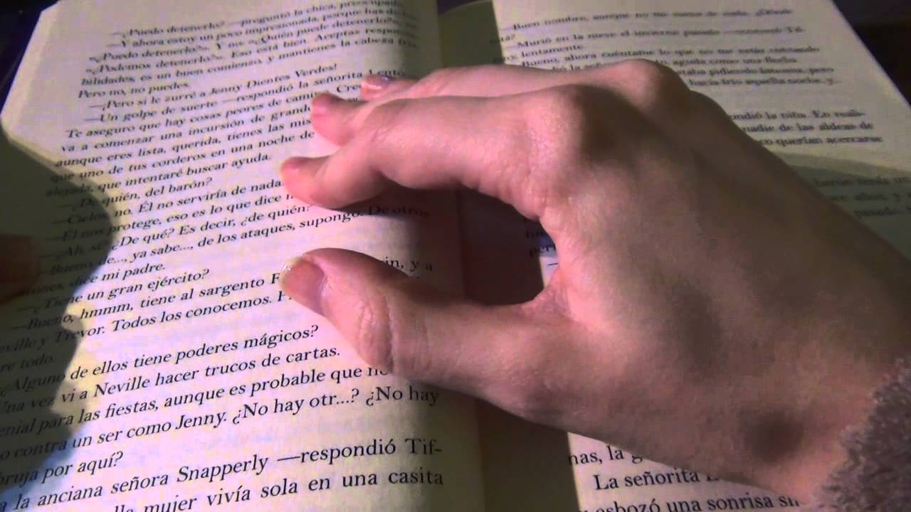 ASMR en español: Lectura. Pequeños Hombres Libres (Mundodisco). Reading in spanish.