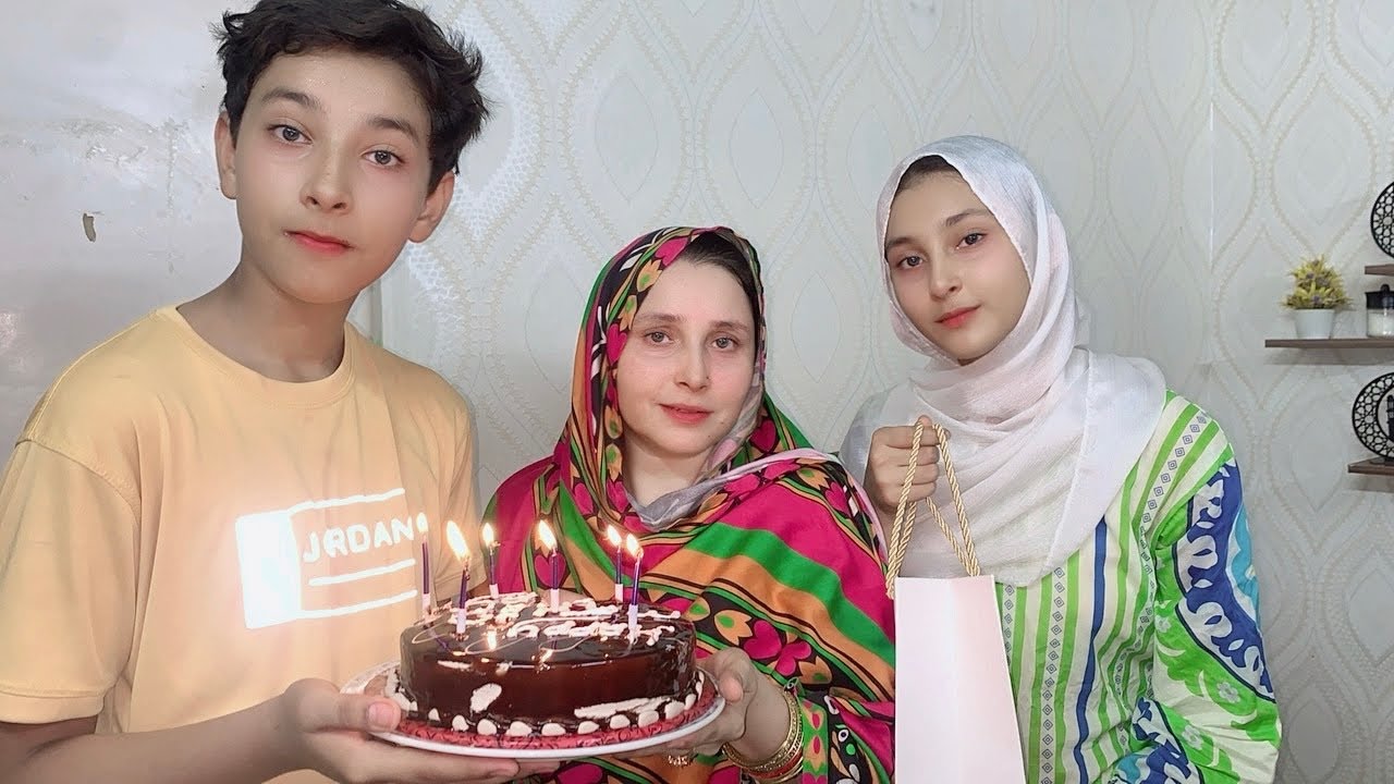 Happy Mother&rsquo;s Day par mama ke Lia gift 🎁❤️ | cake cutting ki | Anila sheraz vlogs