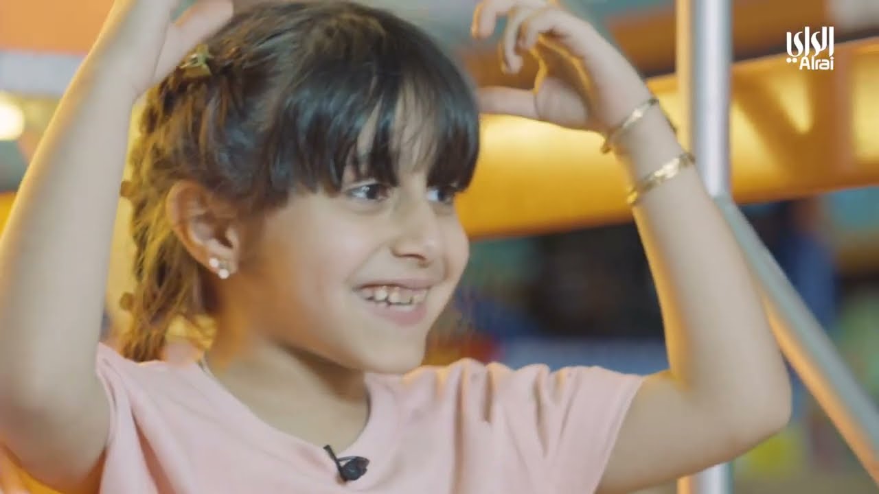 طيبة لقت اكبر لعبة بالمسبح! - بالعلبة مع تيله
