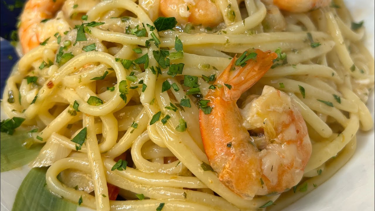 Linguine aglio olio e peperoncino con gamberi 🍤 😋🇮🇹💫 #pasta #cucinelli #italianrecipes #cucinafa 