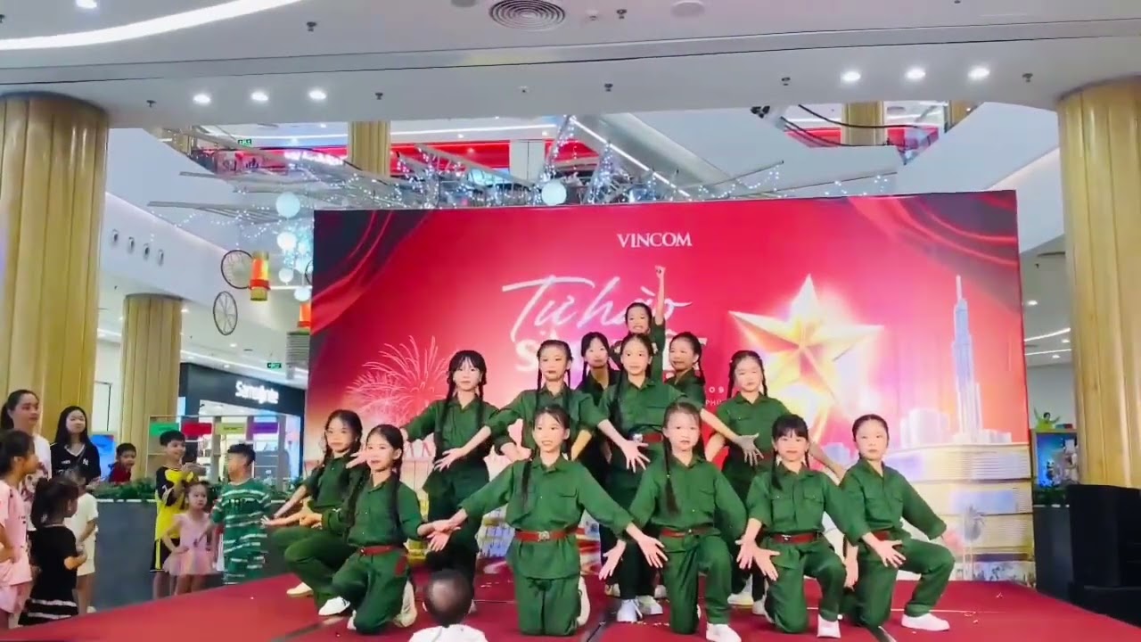 Những Ngôi Sao Xa Xôi - CLB Cầu Vồng 
