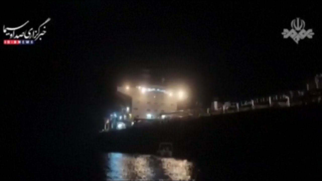 Иран захватил нефтяной танкер, обвиняемый в срыве экспорта.