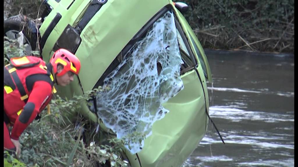 Pompei (NA) - Scomparse nel Sarno, estratta auto dal fondale -live- (25.11.13)