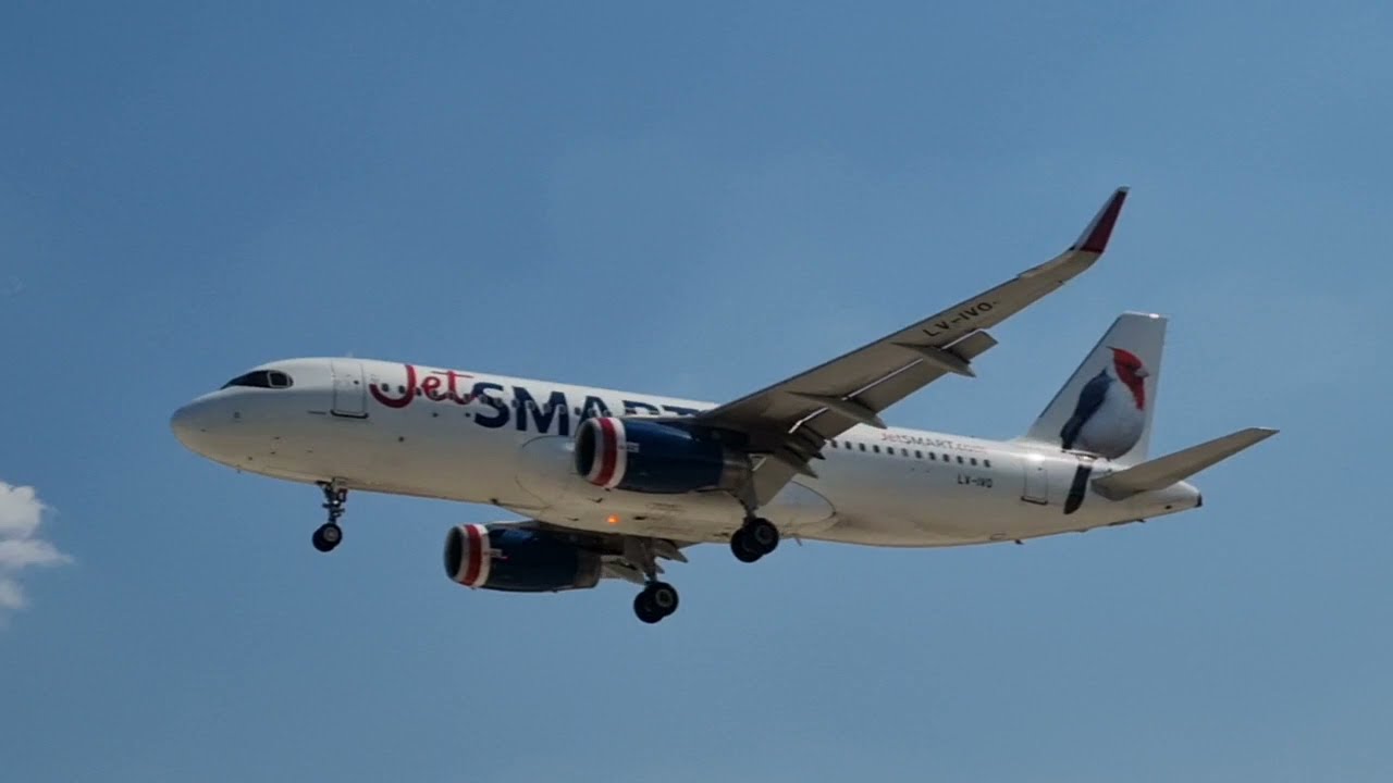 Jetsmart Argentina's Airbus A320 LV-IVO landing at Aeroparque