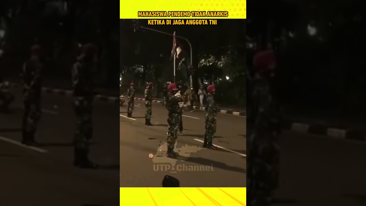 TNI JAGA MAHASISWA SOLAT DI TENGAH AKSI DEMO #shorts #ngakak #lucu #komando #tni #tentara #tniad