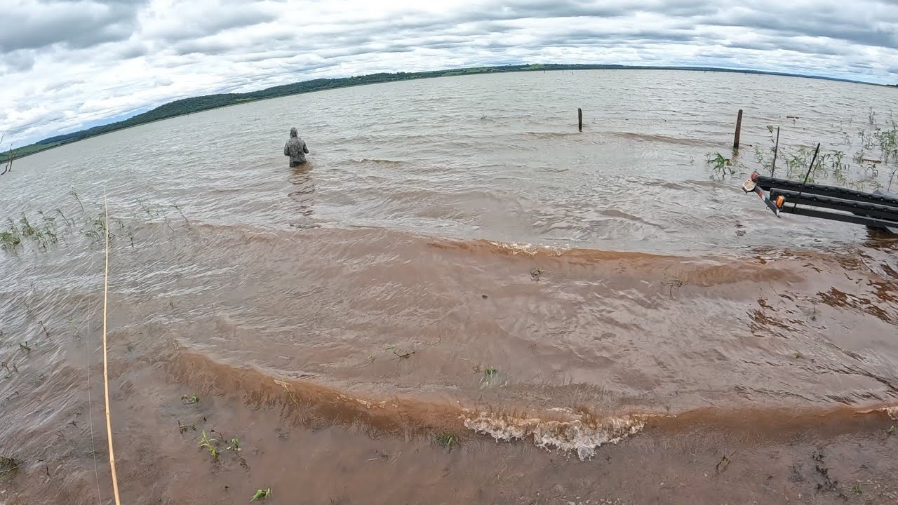 🔥🎣 Sem Frescura! Pesca Raiz com Água Até a Barriga no Rio Grande!