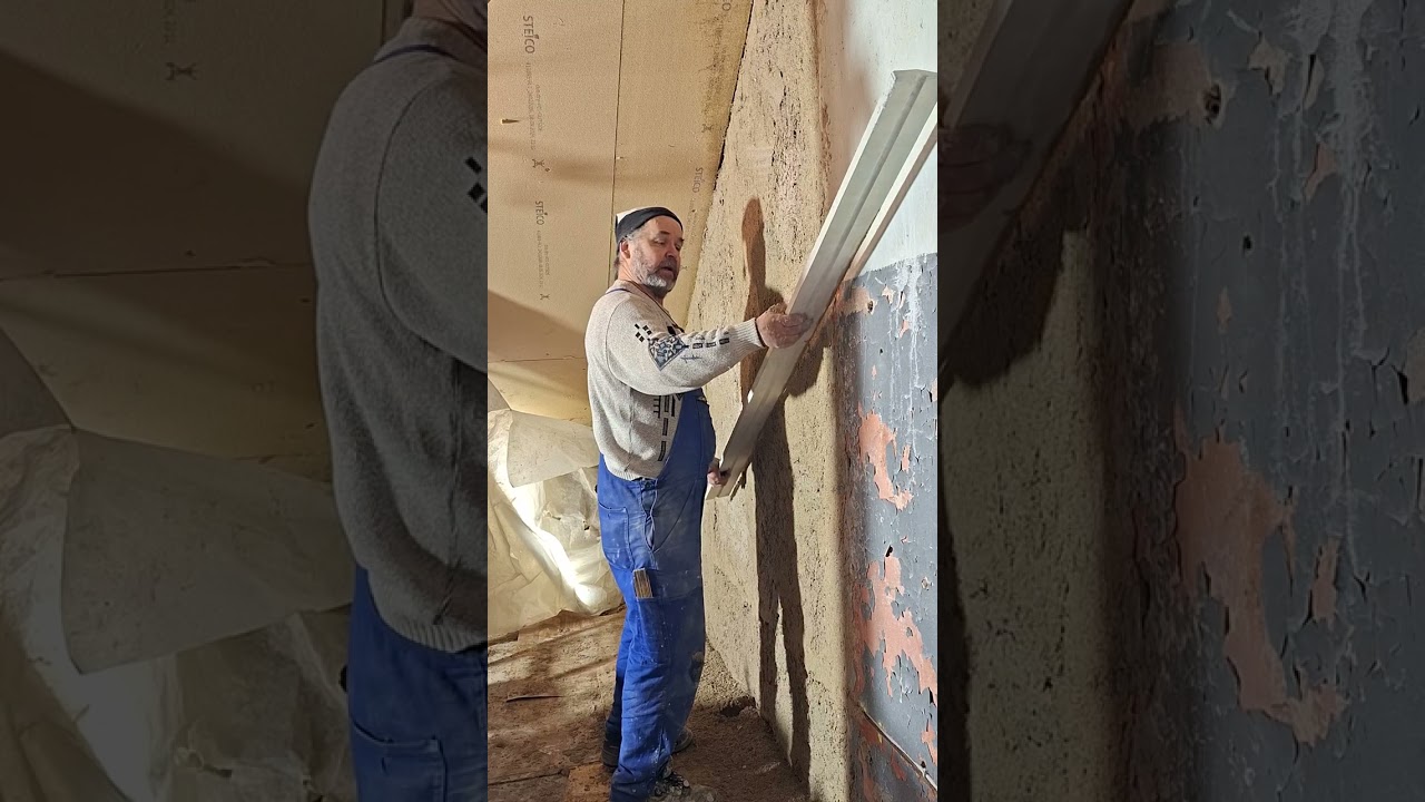 Alte Wand neu verputzen, Unterputz aus Luftkalkmörtel auf einer alten Putzschicht eines Dachbodens, 