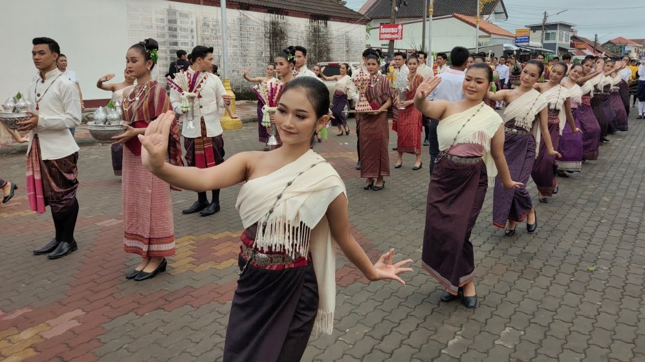 ฟ้อนอีสานประกอบวงพิณพาทย์ | ขบวนแห่อันเชิญปลียอดทองคำ หุ้มปลียอดพระธาตุพนม ระยะที่ 3 | 20.09.2563