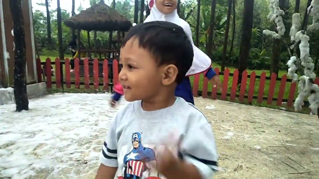 Lembah Asri Main Salju-Saljunan