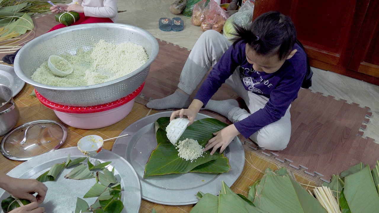 Tết là dịp cả nhà đoàn tụ gói bánh chưng