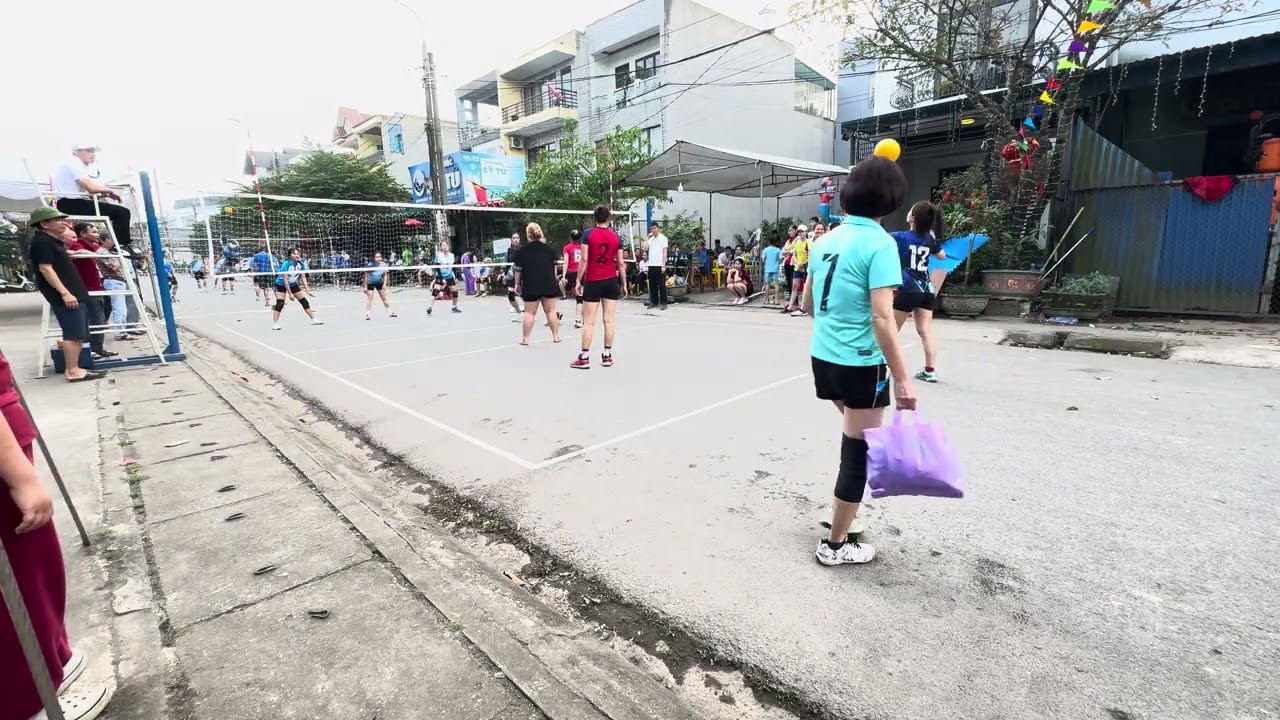 Trận 1. b