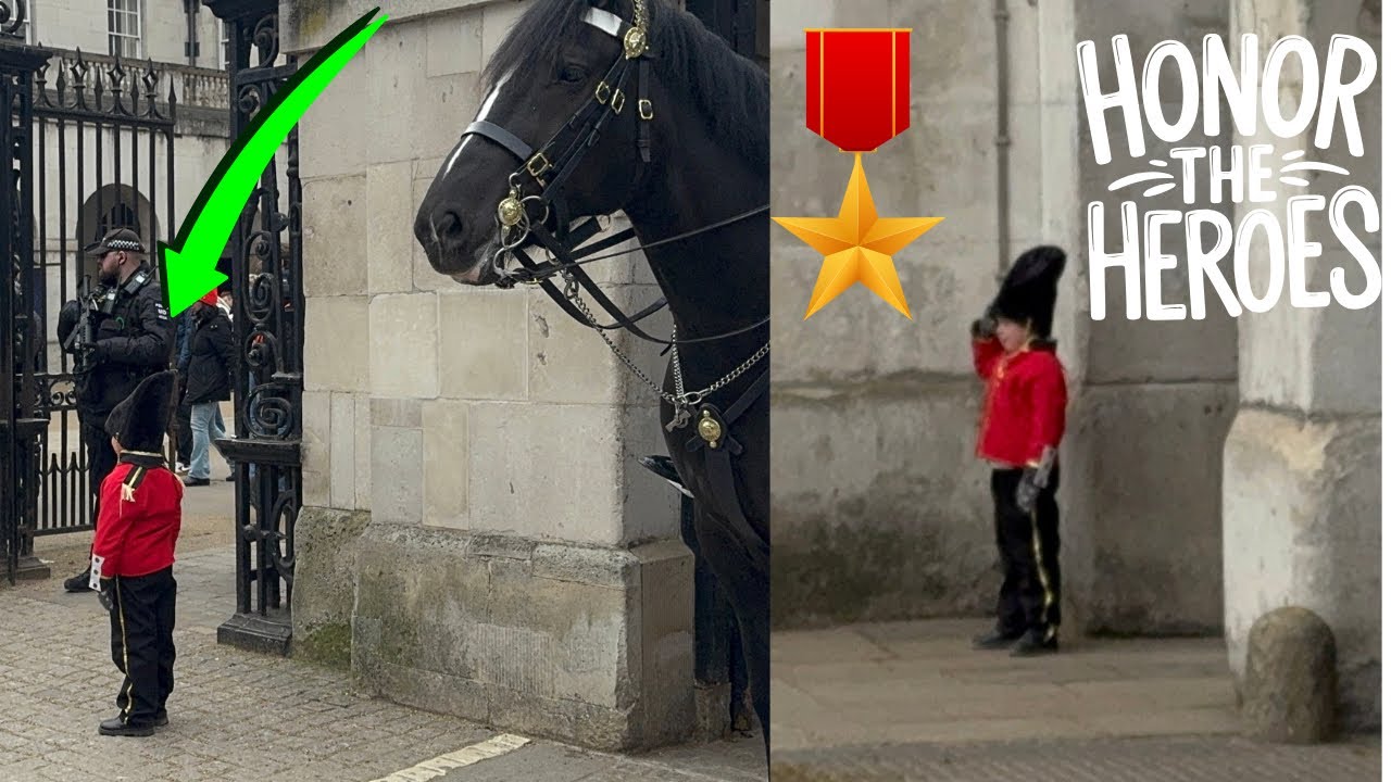 🥰 SHE’S LOOK SO CUTIE ❗️DRESSED UP JUST LIKE THE KINGS GUARD At HORSE GUARDS 💂
