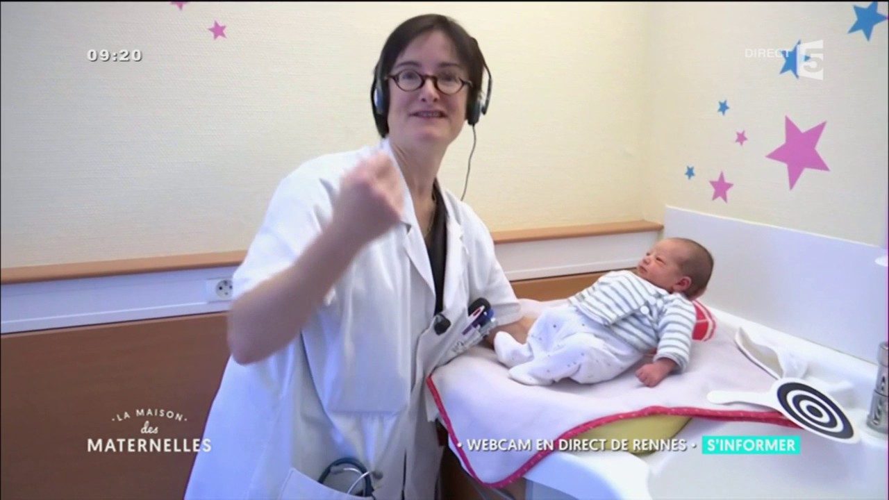 Le test des « réflexes archaïques » de bébé en direct dans La Maison des Maternelles