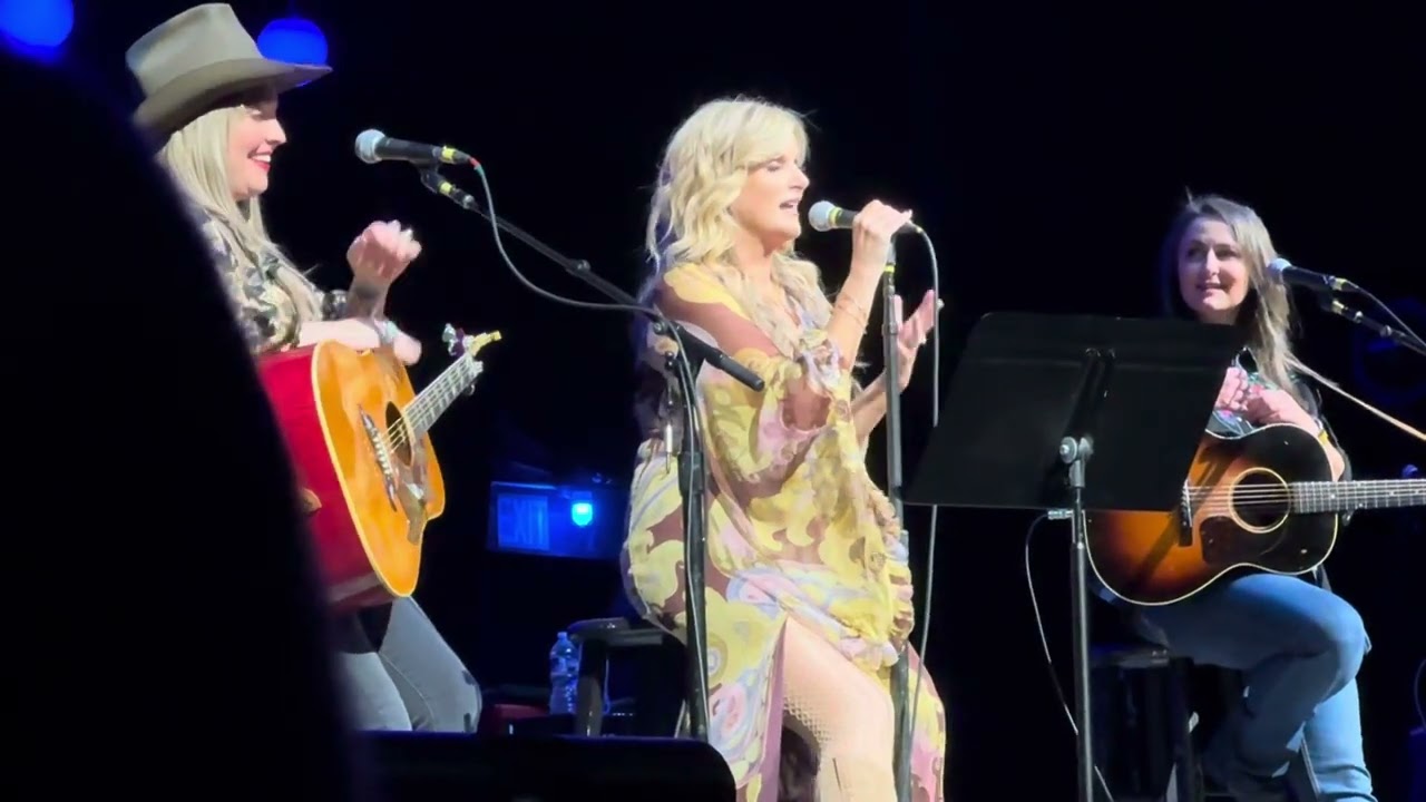 Trisha Yearwood, Erin Enderlin and Sunny Sweeney in Lancaster, PA, 5/17/25