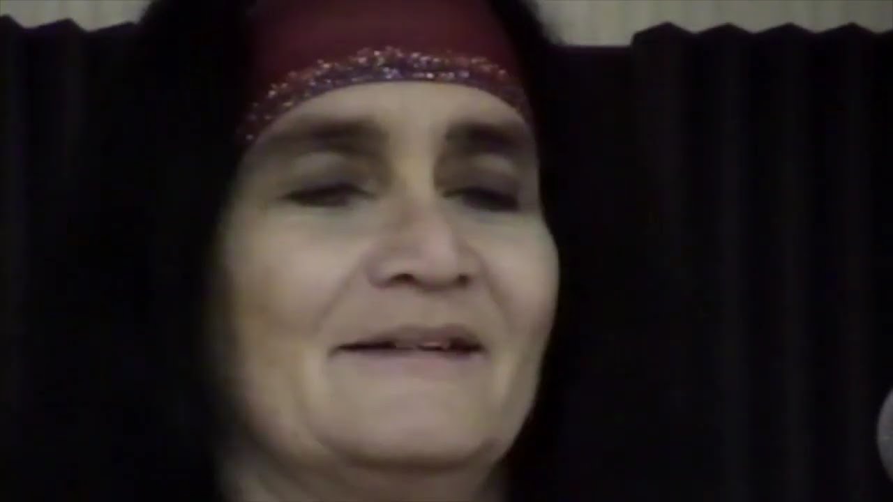 Leslie Fish singing filk @ Consonance 2001