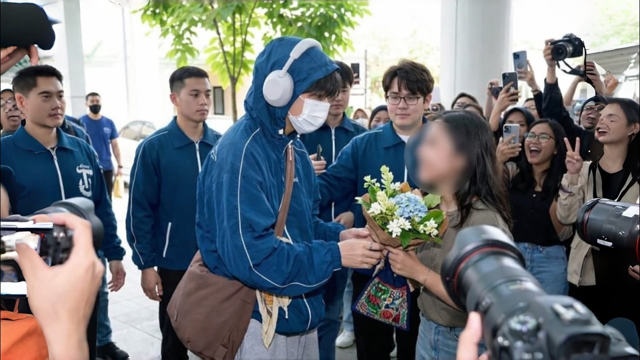 Ух ты, невероятно! Ви из BTS получил сюрприз от фанатов по прибытии в аэропорт! ✈️💜