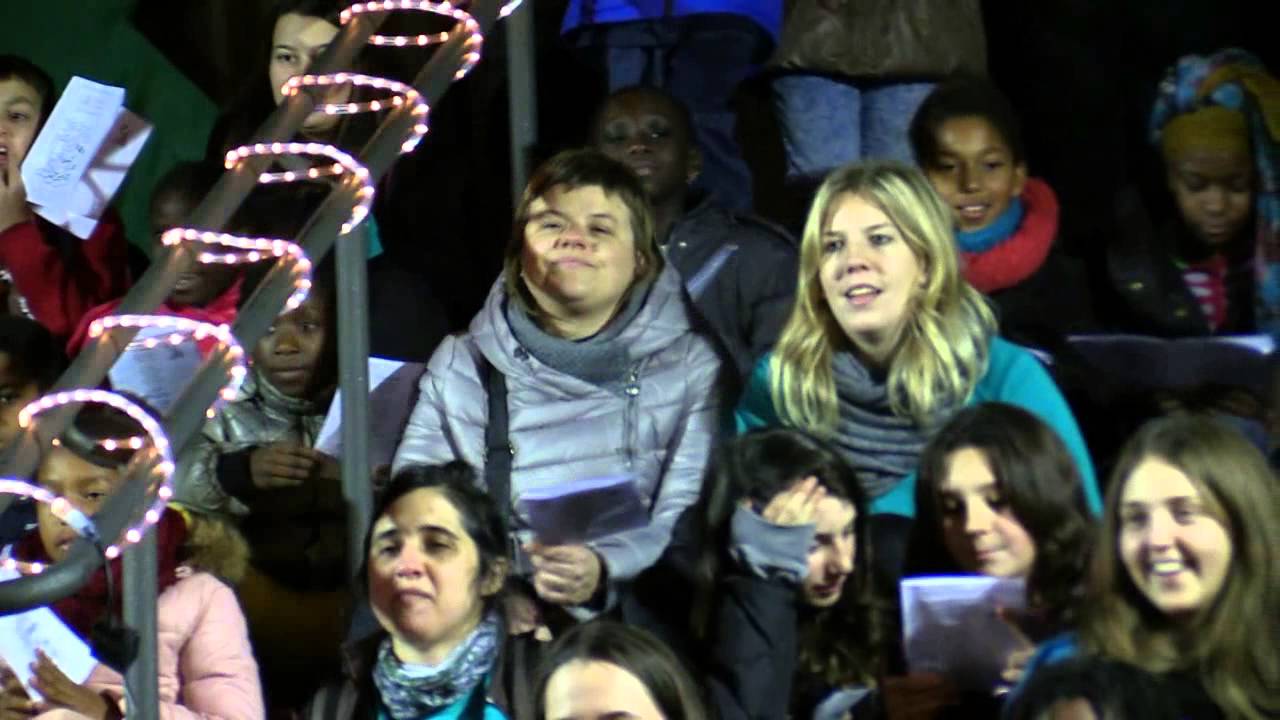 Multitudinària cantada de nadales a les escales de Sant Esteve d'Olot