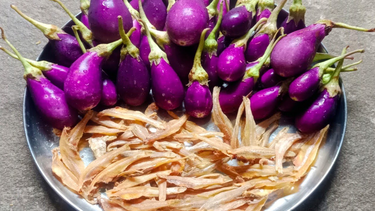 మా విలెజ్ లో ఎంతో ఇష్టంగా తినే వంటకం వంకాయ టమాట ఎండునేత్తాళ్ళు కర్రీ 👉vankaya nethallu curry 😋