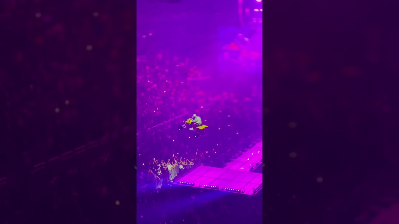 ANUEL AA cantandole a Karol G en Orlando.