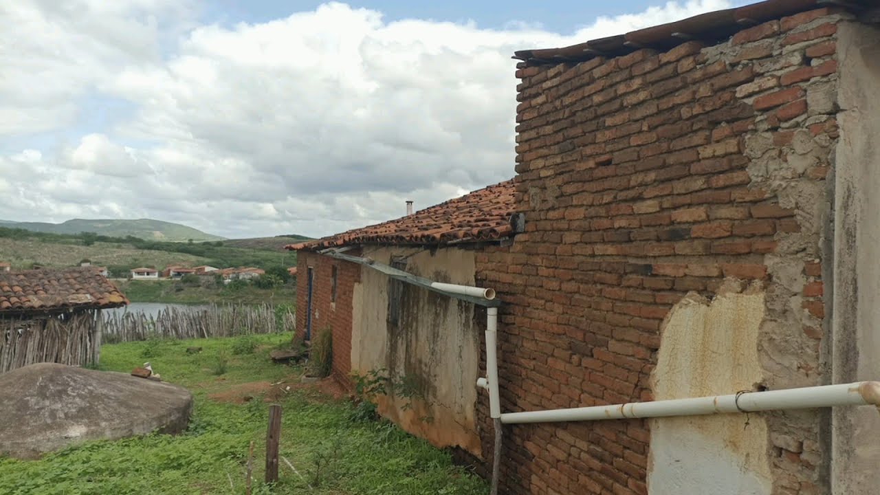 CASA BEM CONSERVADA PERTO DE UM ACUDE ABANDONADA