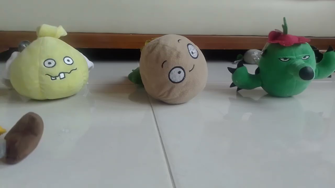 PLANTAS VS ZOMBIE PERO EN PELUCHES:EL ATAQUE DEL DIA