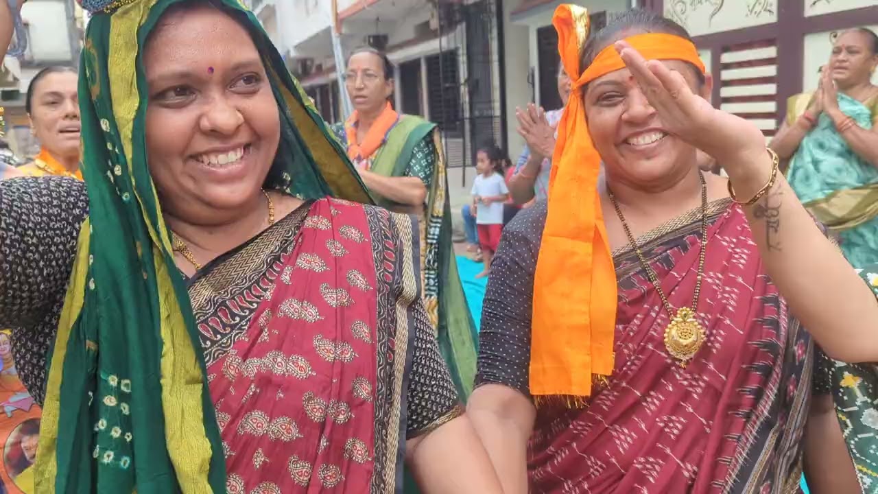 બે કીર્તન લખેલછે🌹ગોરી મીઠા ગોરસડા તારારે તારી મટુકીમાં મનમોહ્યા મારારે🌹રાધાજી રૂપાળા રમેરાસ અલબેલડા🌹
