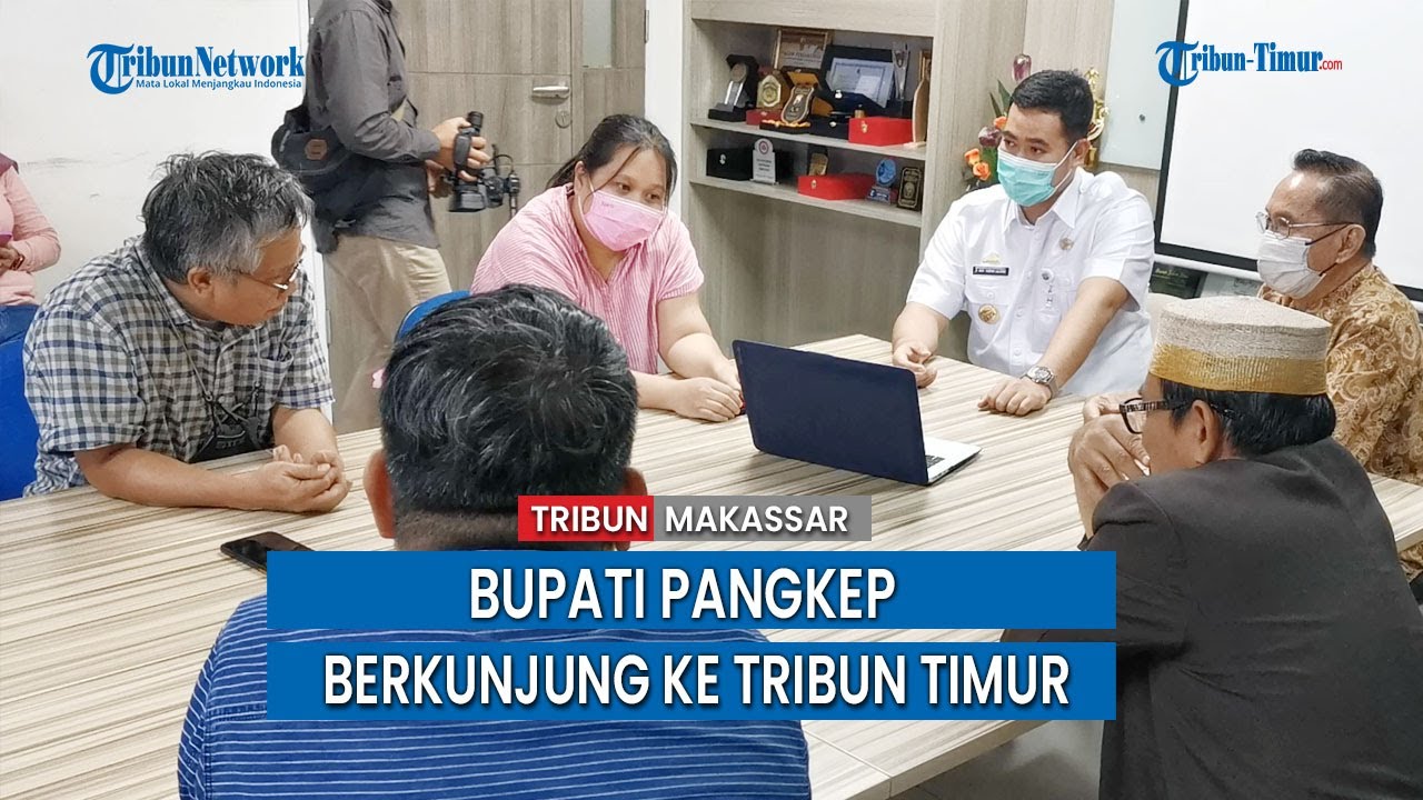 Bupati Pangkep Muhammad Yusran Lalogau Baca Berita Tribun-Timur.com Saat Kujungan