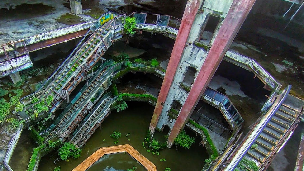 The Fish Mall, this amazing abandoned flooded mall in Bangkok, is open again!