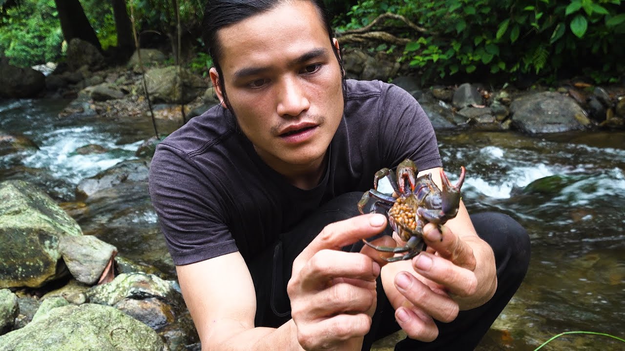 Hunting in the stream and grilling - 2 years of survival in the rainforest - episode 56