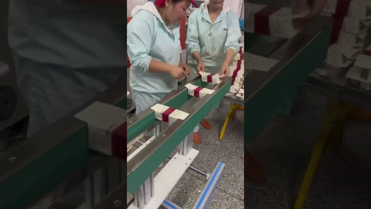 Automatic hotmelt glue box closing machine