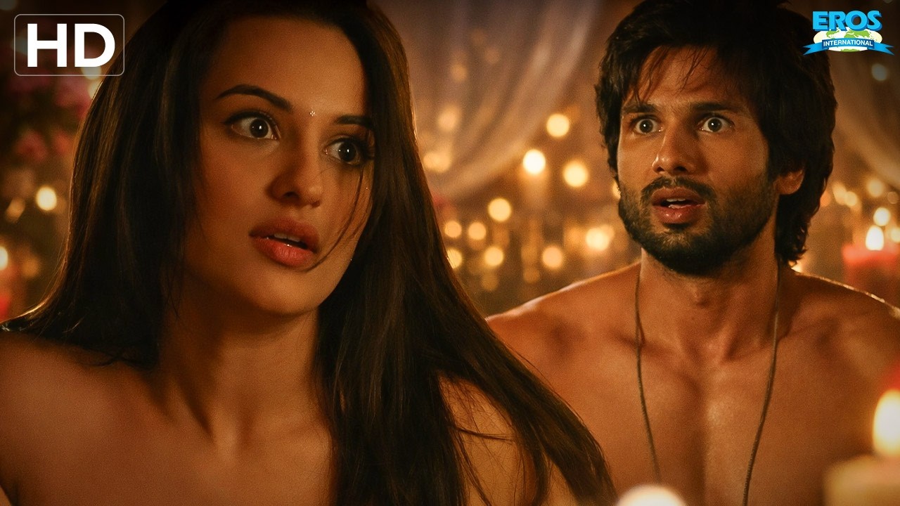 Shahid Sneaks Into Sonakshi&rsquo;s Room 😱 | R... Rajkumar Best Scene | Romantic Scene
