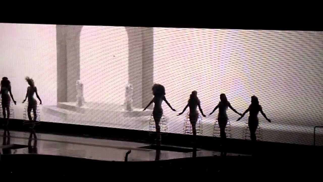 Beyoncé - Opening and Run The World (Girls)