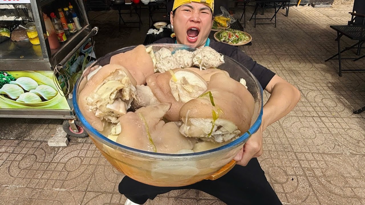 MỘT PHÁT ĂN HẾT SẠCH BÒ VIÊN KHỔNG LỒ VÀ TÔ BÚN MỘC SIÊU TO CỦA EM TUYỀN VLOG LÀM NGA SUMO CHAO ĐẢO 