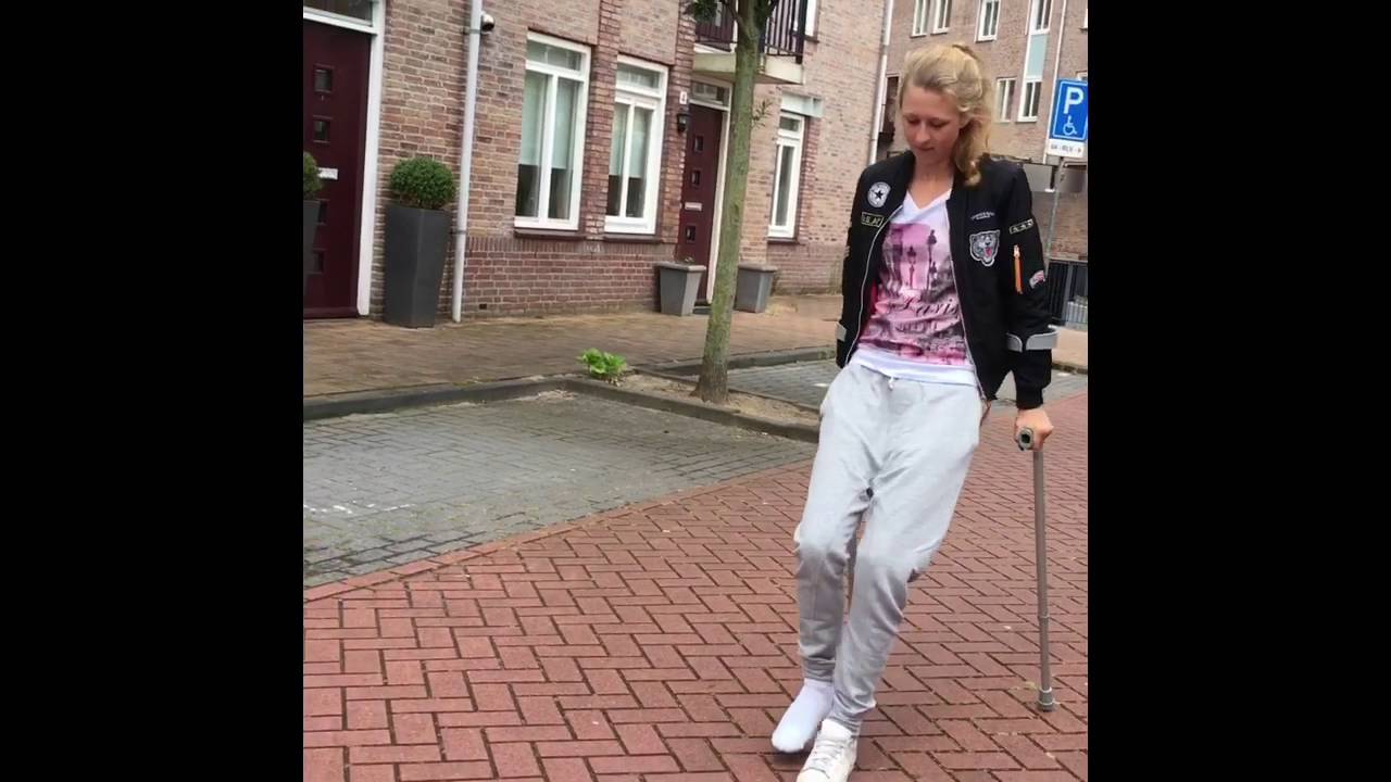 Odette op krukken door gekneusde enkel