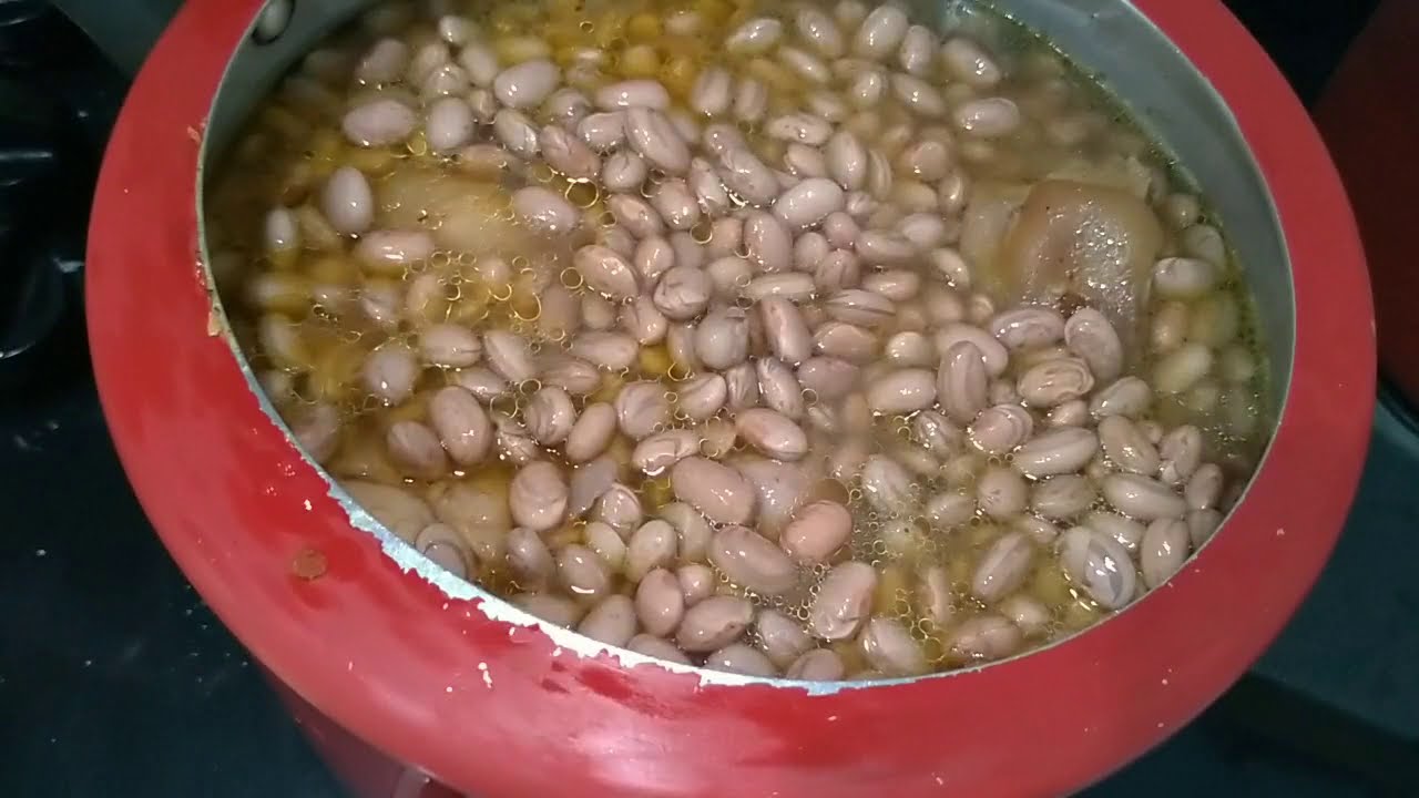 Feijão com pé de porco com aquele caldo grossinho e delicioso