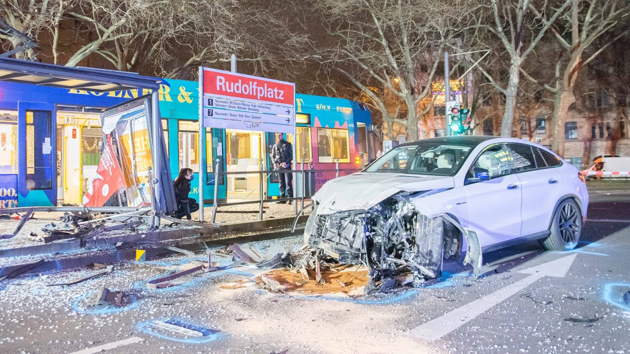 18.12.2021 - Raser kracht mit 612 PS starkem AMG in Bahnhaltestelle - Passant schwer verletzt