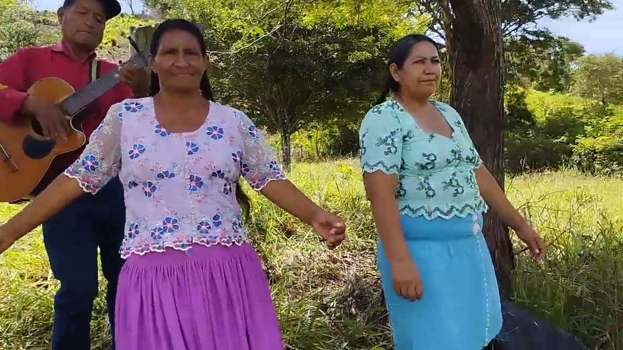 Alabando a Cristo en los campos canta hermana Martha bedia