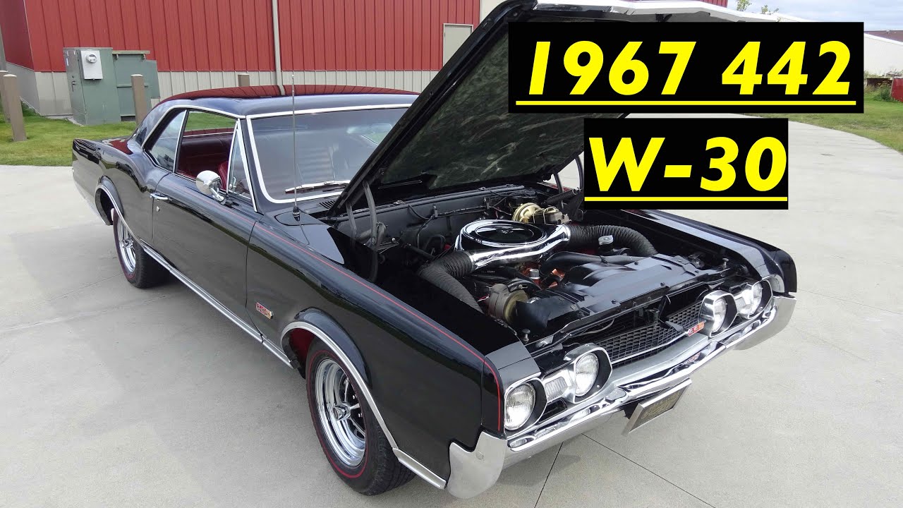 За рулём Oldsmobile 442 W-30 Hardtop 1967 года из коллекции Боба Марвина в автосалоне The Shed в ...