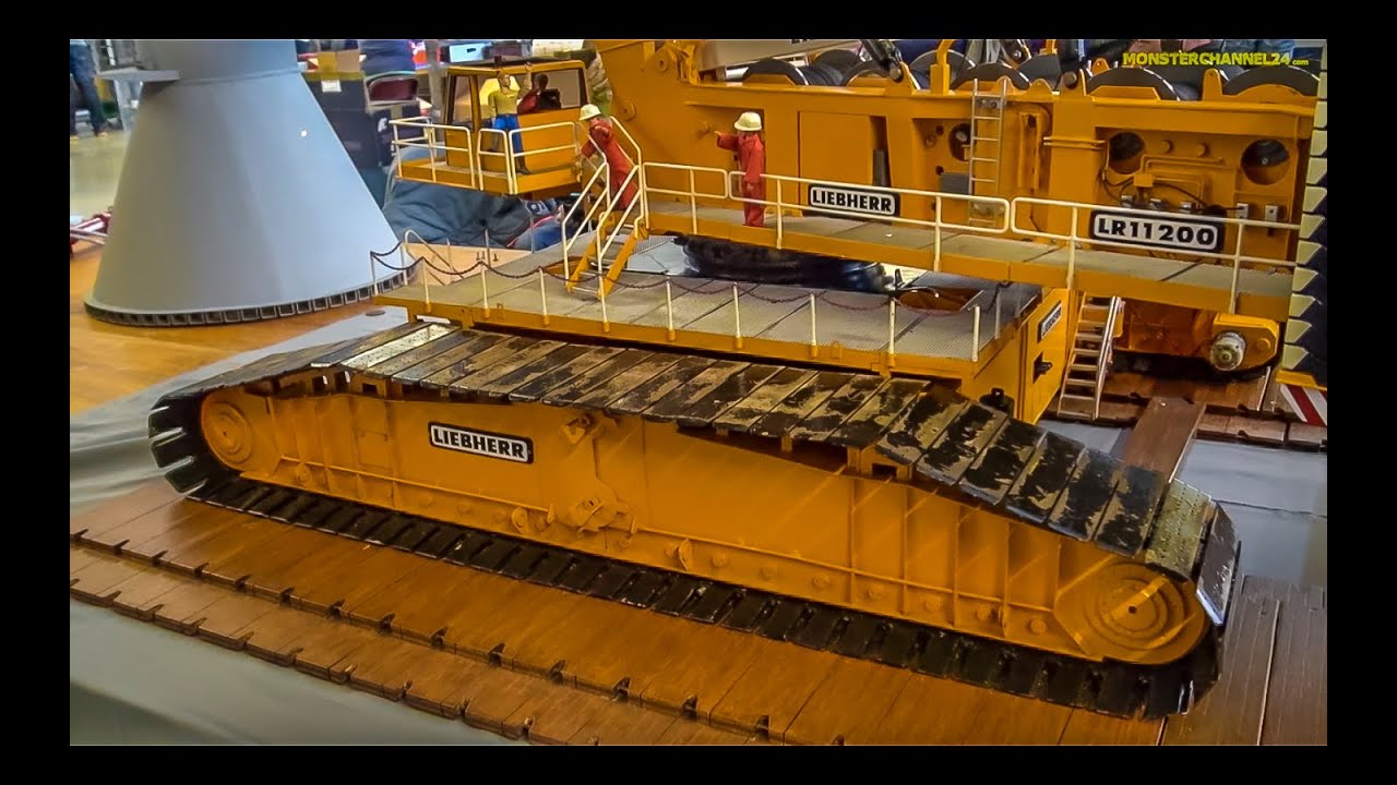 RC crane EXTREME! Stunning Liebherr 1200 ton crane in 1/16 scale!