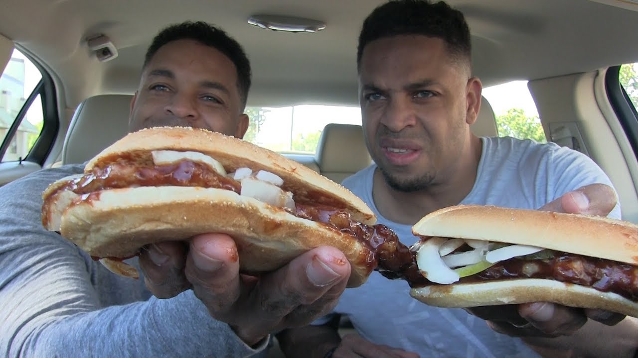 Ем сэндвич McRib из McDonald’s @Hodgetwins