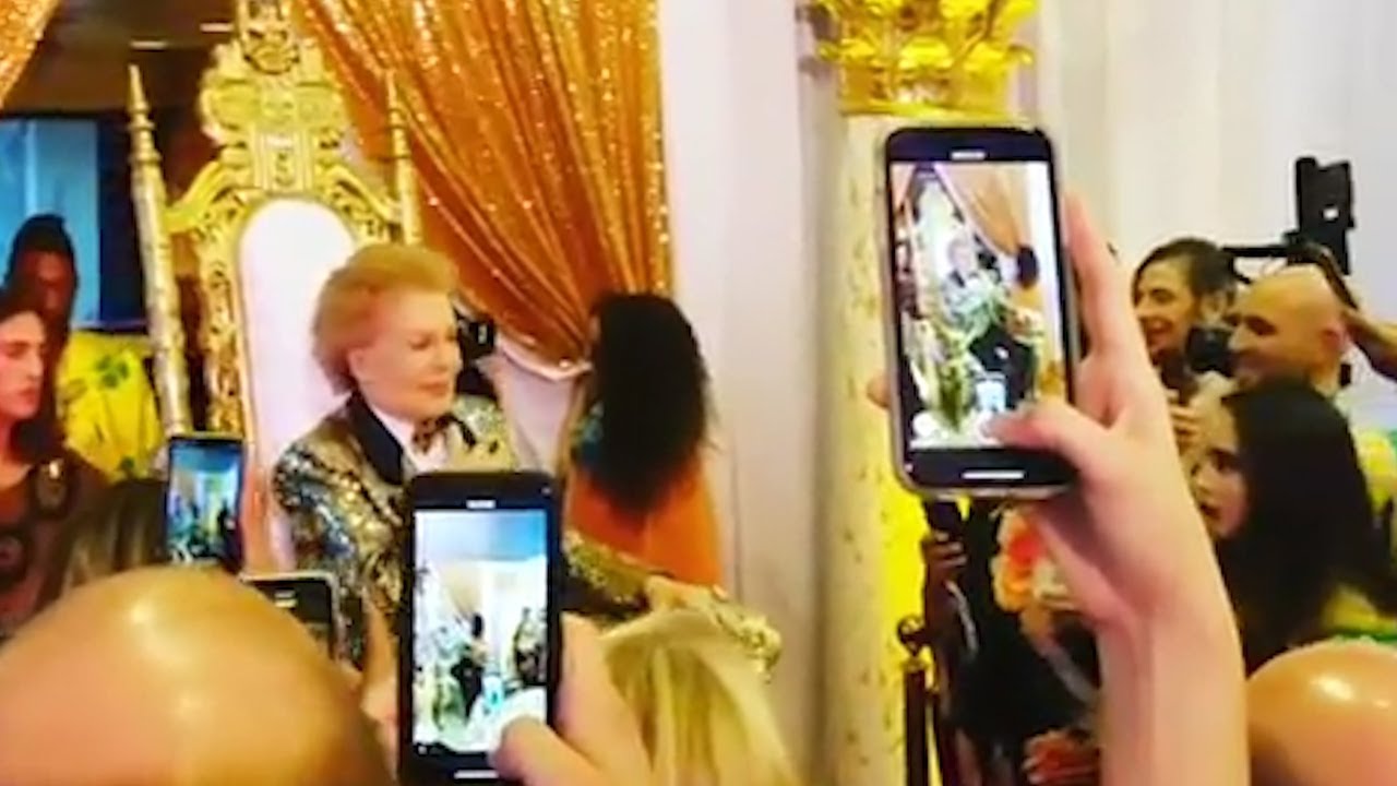 Epic entrance of Walter Mercado at the opening of his Miami exhibit