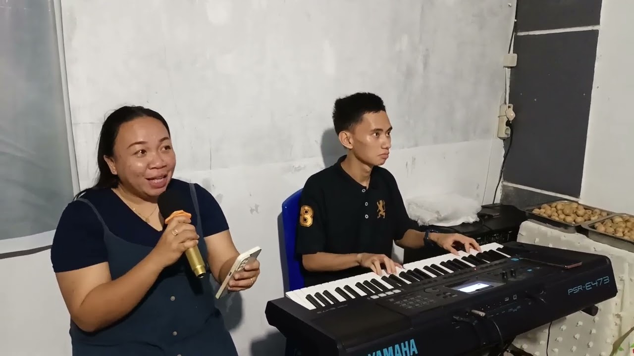 Makan bersama selesai ibadah keluarga. Kebersamaan kami keluarga Bapa YAHWEH.