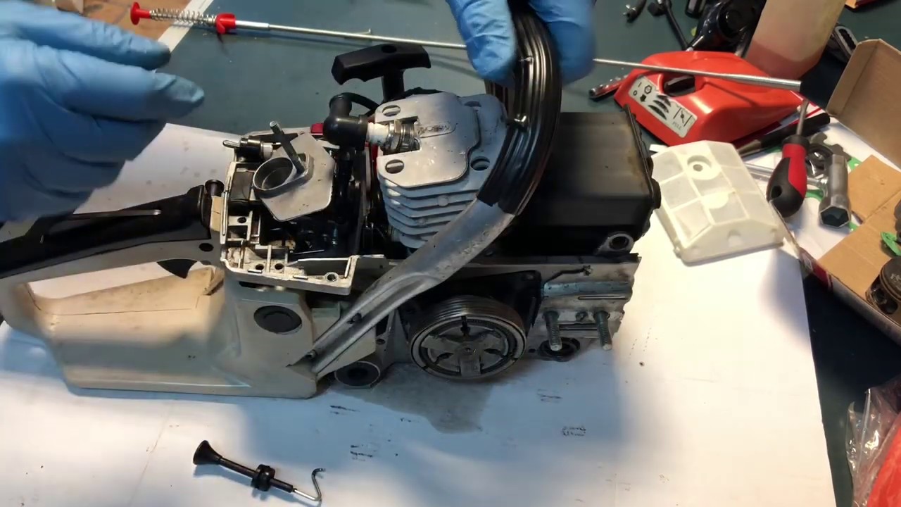 Бензопила немного бежит и останавливается. Что я делаю?