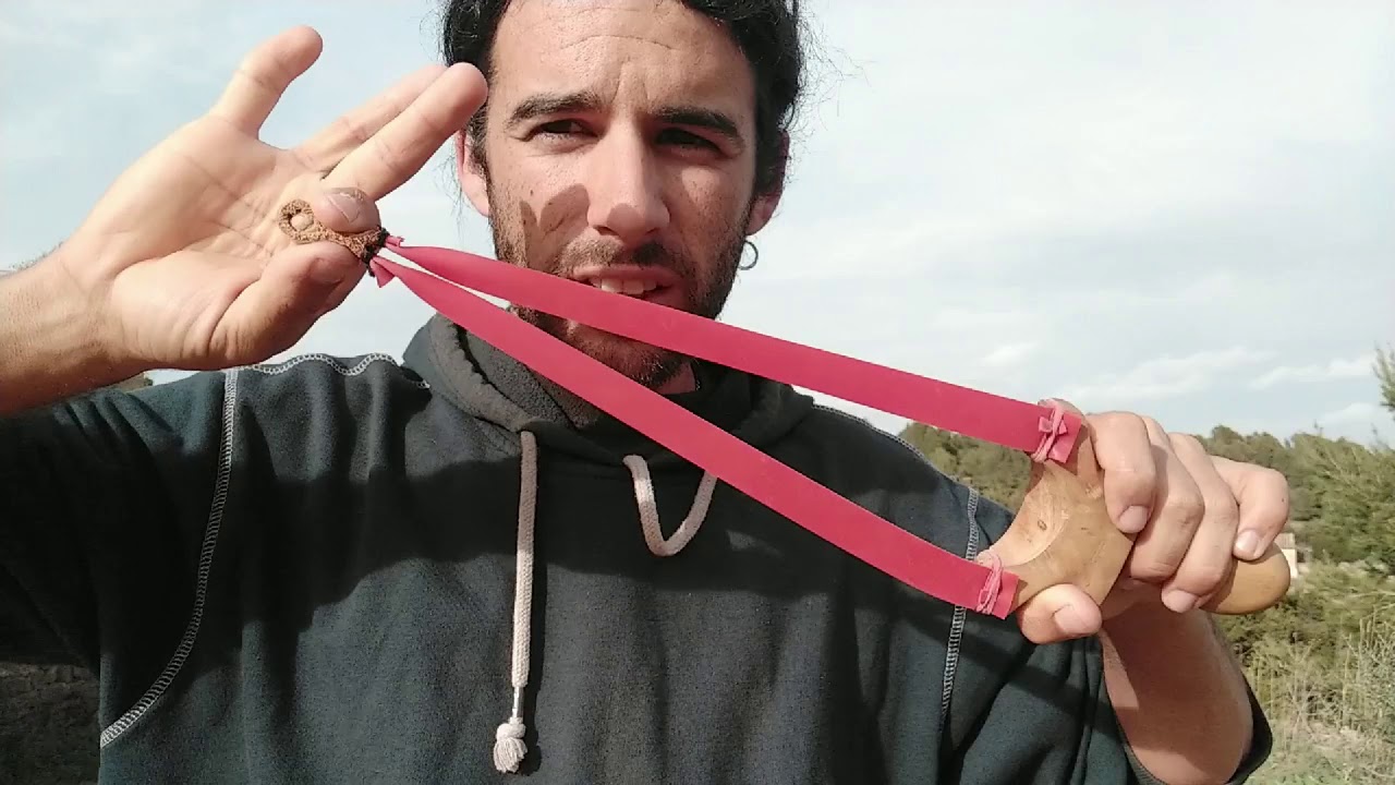 Como tirar con tirachinas o resortera.