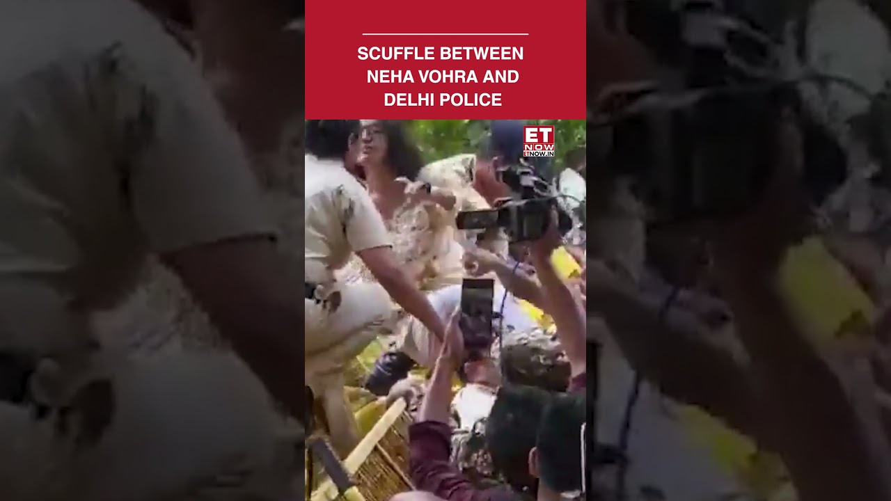 Neha Bora vs Delhi Police: Scuffle Breaks Out During Gyanesh Kumar Protest | WATCH #shorts