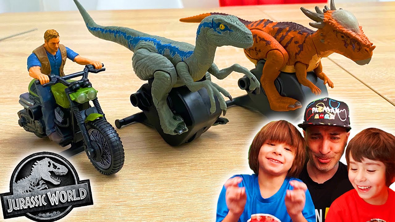 PERSECUCION JURASICA con velociraptor BLUE,  STIGGY y OWEN en MOTO!! Dani y Evan jurassic world!!