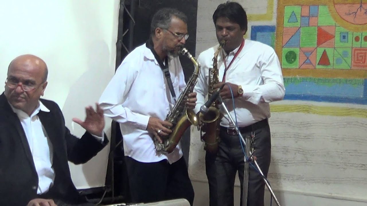 Master Farooq of Abdul Razak band surat playing nagin music